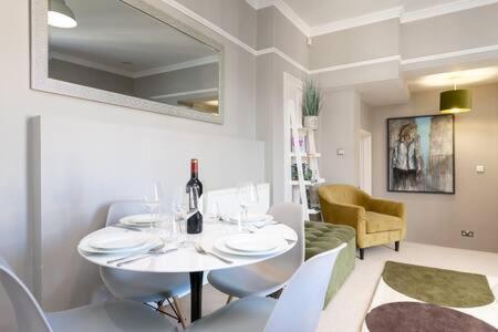 Central, Stunning 2 Bed Apartment With Parking! Cambridge  Exterior foto