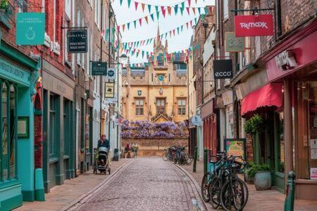 Central, Stunning 2 Bed Apartment With Parking! Cambridge  Exterior foto